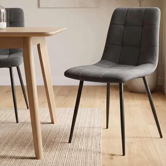Silla Brooklyn X4 Comedor Moderna Tapizada Velvet Baires4 Estructura de la silla Negro Asiento Gris oscuro Diseño de la tela Pana
