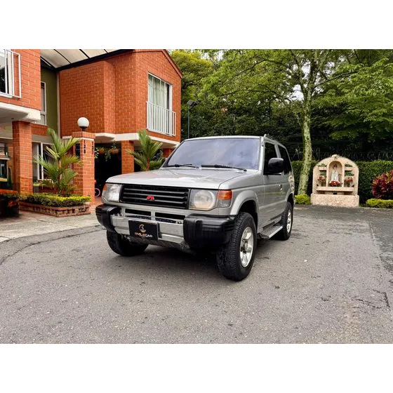 Mitsubishi Montero 2400