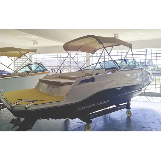 Lancha Triton 230 Cabinada