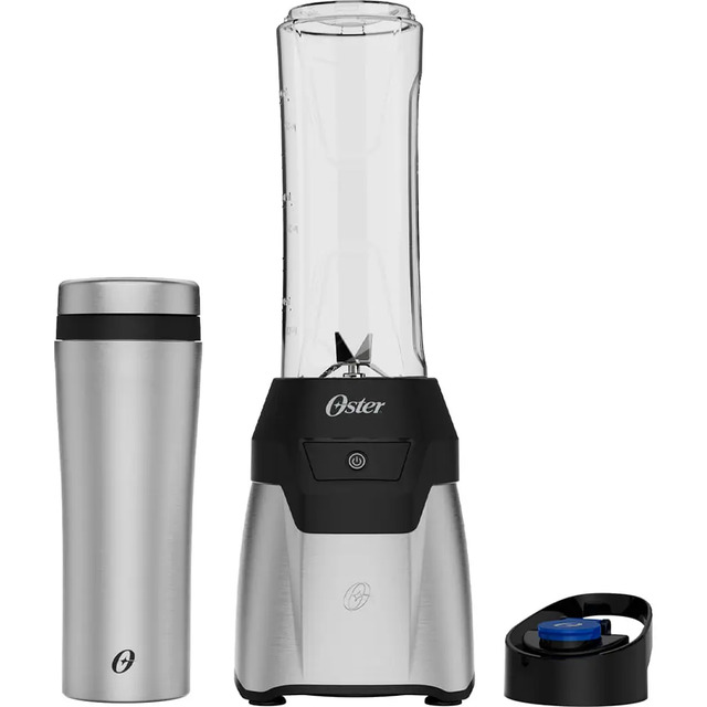 Liquidificador Oster Blender Power Inox na cor prateada com base preta, uma jarra de vidro instalada e um copo portátil extra ao lado.