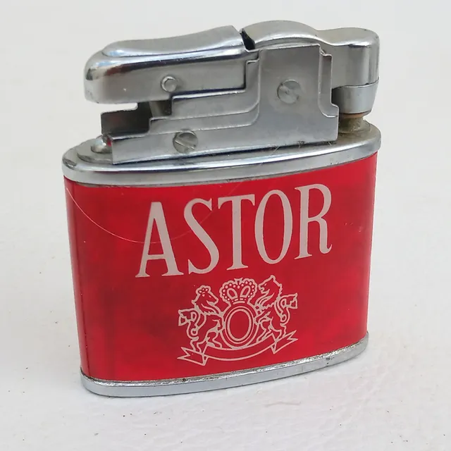Antiguo Encendedor De Piedra Astor Rojo  Década De Los 80
