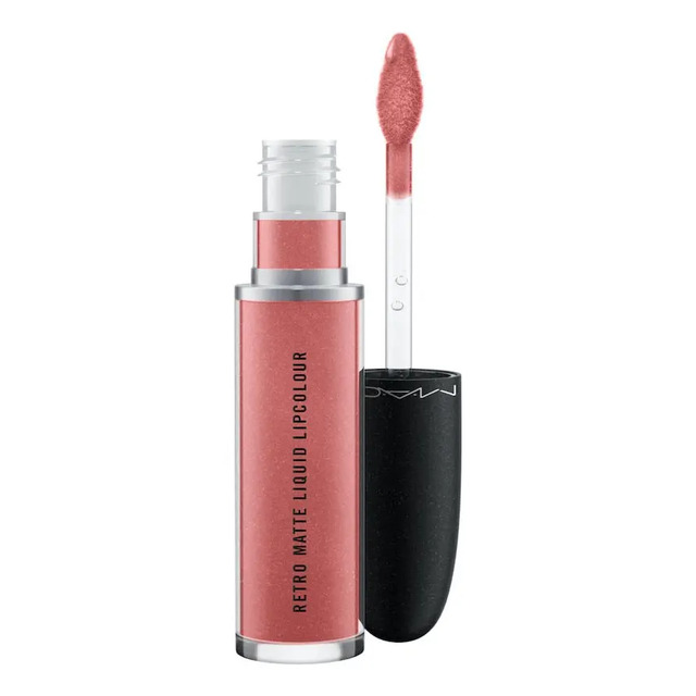 Batom líquido MAC Retro Matte Liquid Metallic na cor Gemz & Roses com aplicador exposto ao lado da embalagem transparente