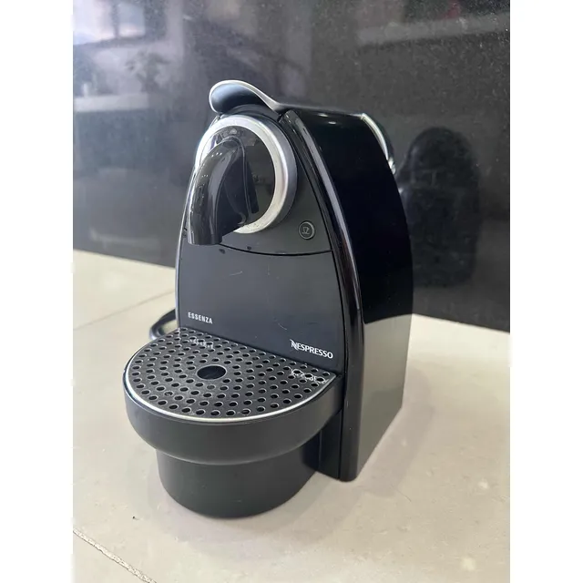 Cafeteira Nespresso Essenza C101 - 110v Impecável