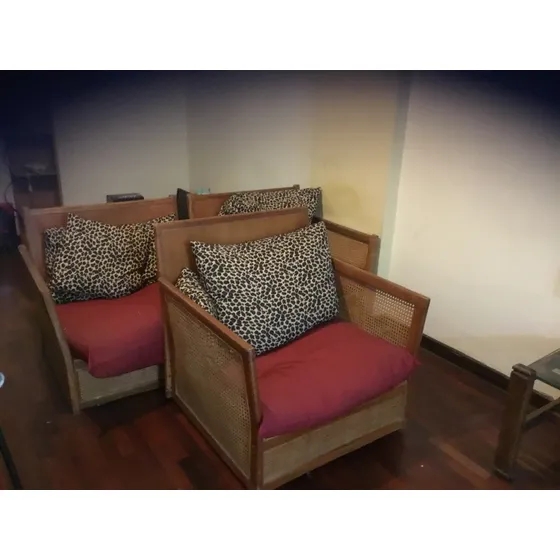 Muebles Usados Tres Butacas De Madera Y Cojines.