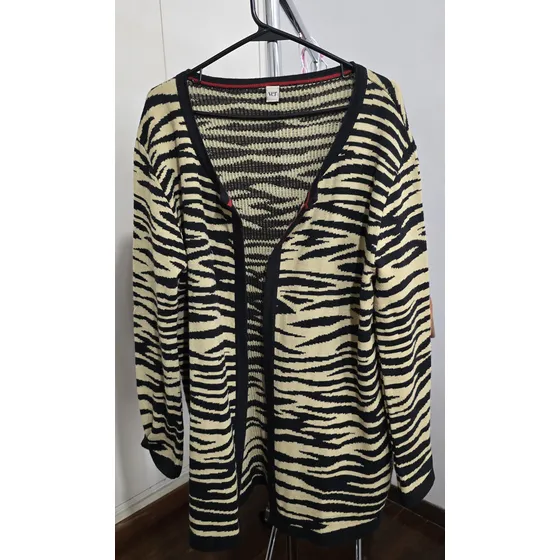 Sweater O Cardigan Largo. Animal Print: Cebra
