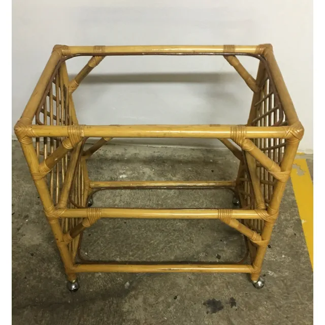 Mesa De Rattan, Niveles Con Ruedas. Buenas Condiciones