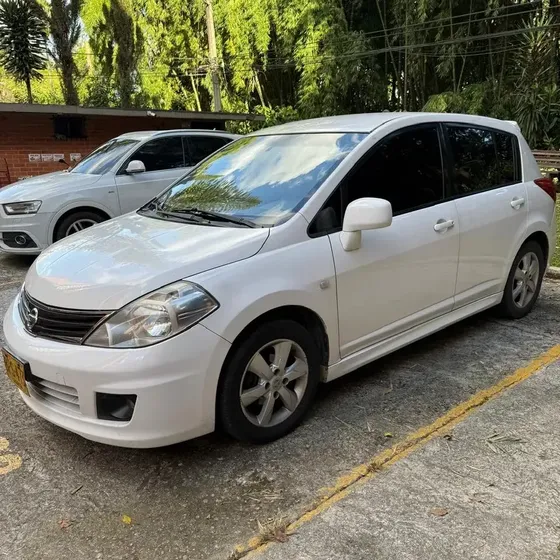 Nissan Tiida 2012 1.8 Emotion 5 P