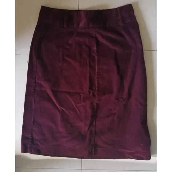 Falda Como Nueva En Color Vino Tinto Y Tela De Pana, Talla 4