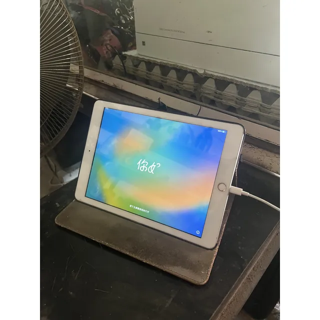 iPad Apple 5th Generation A1822 9.7  32gb Space Gray 2gb Ram