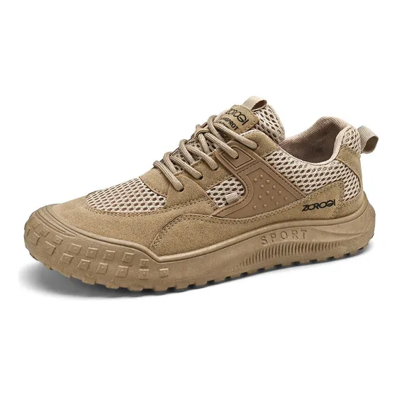 Zapatos De Red Antideslizantes En El Sitio De Construcción