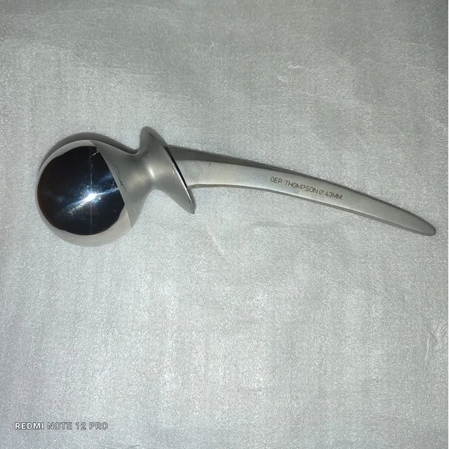 Prótesis De Thompson Con Aleación De Titanio De 043mm