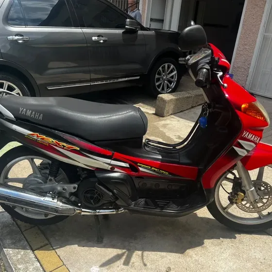 Moto En Excelente Estado Papeles Al Día Se Entrega Con Casco
