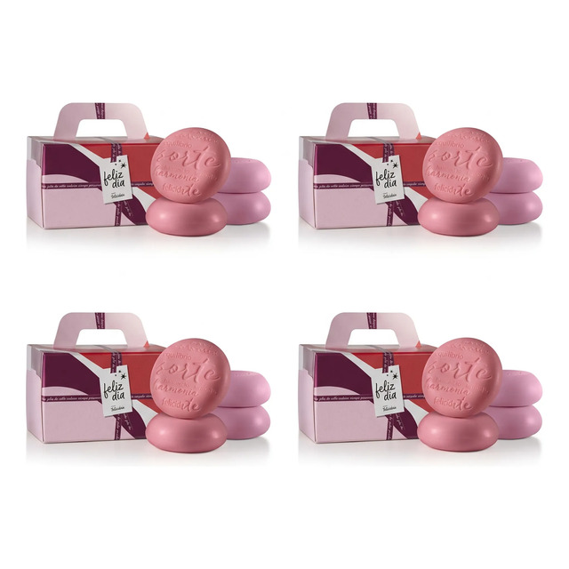 Quatro caixas de presente cor-de-rosa com sabonetes Prosperidade, cada uma acompanhada de sacolas de presente e sabonetes individuais gravados com mensagens de harmonia e sorte.