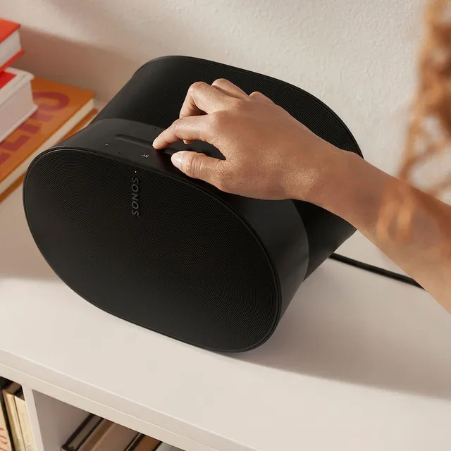 Bocina inteligente Sonos Era 300 con asistente virtual Alexa color negro