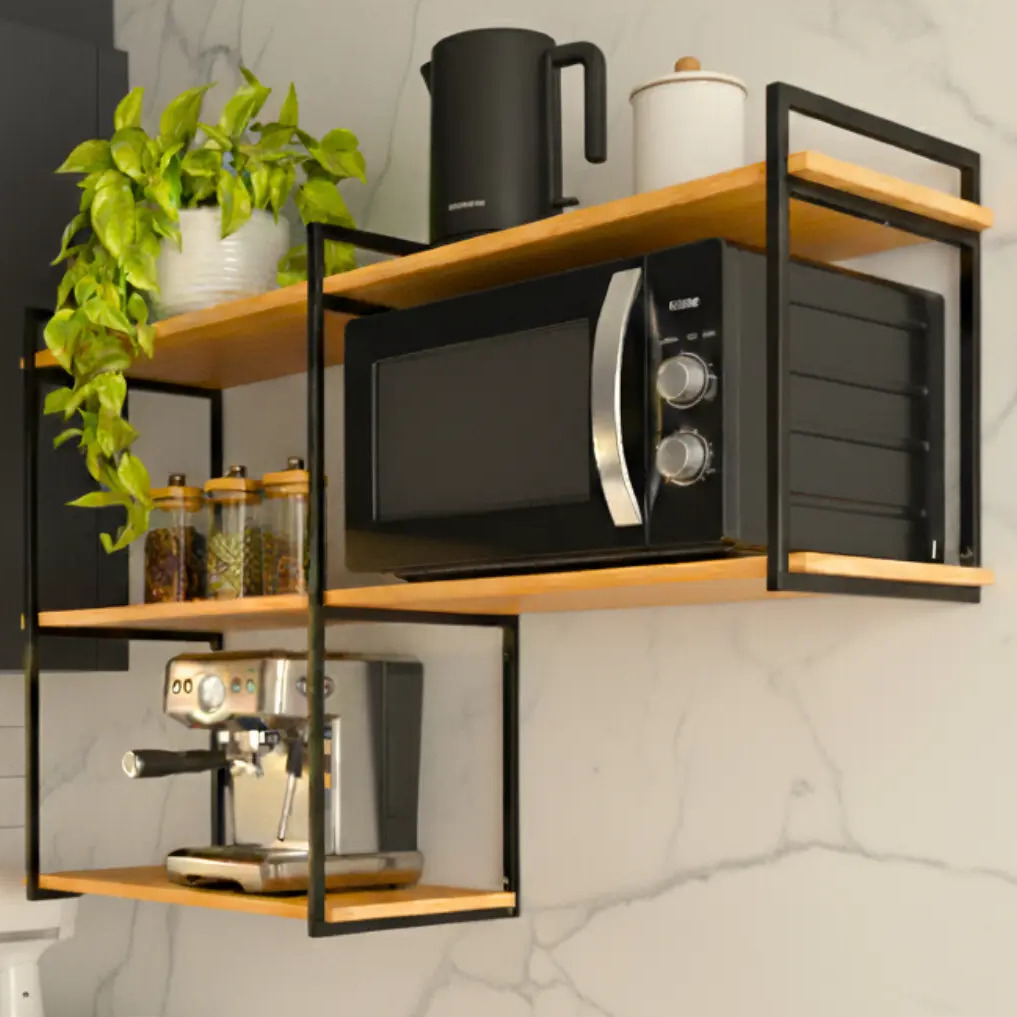 Prateleira industrial Bimove cor freijó com micro-ondas, cafeteira e itens de decoração organizados em uma parede com revestimento de mármore