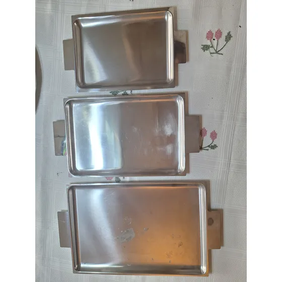 3 Bandejas Usadas De Acero Inoxidable En Diferentes Tamaños