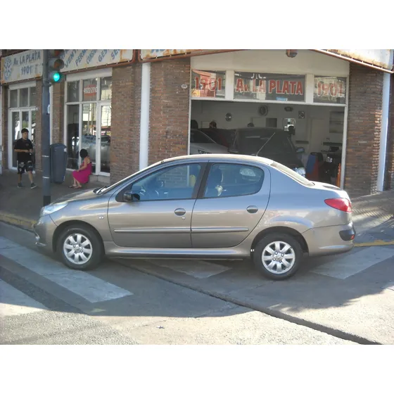 Peugeot 207 1.4 Sedan Hdi Xt