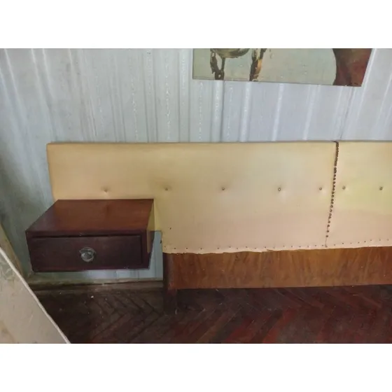 Cama Antigua Con Respaldo Tapizado Marrón Con Mesa De Luz