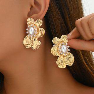 Pendientes De Diseño De Perlas Con Incrustaciones De Flores Pendientes De Diseño De Perlas Con Incrustaciones De Flores