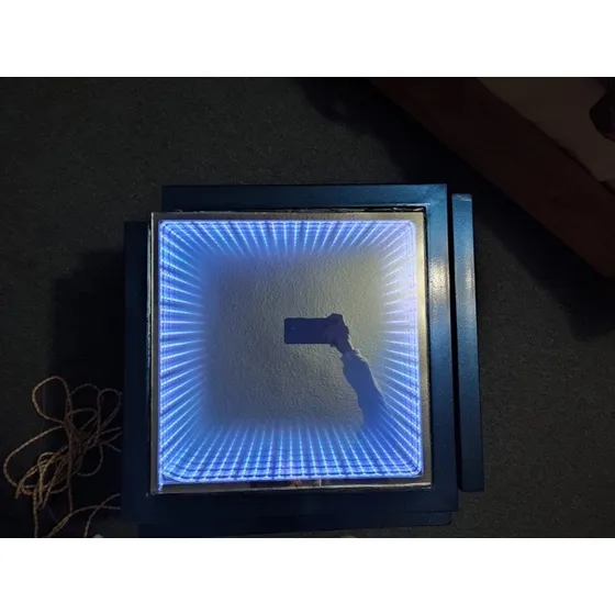 Mesa De Cubo Infinito Con Espejo Infinito.