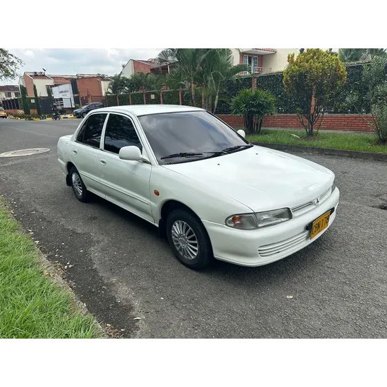Mitsubishi Lancer 1.5 Glx 5 P