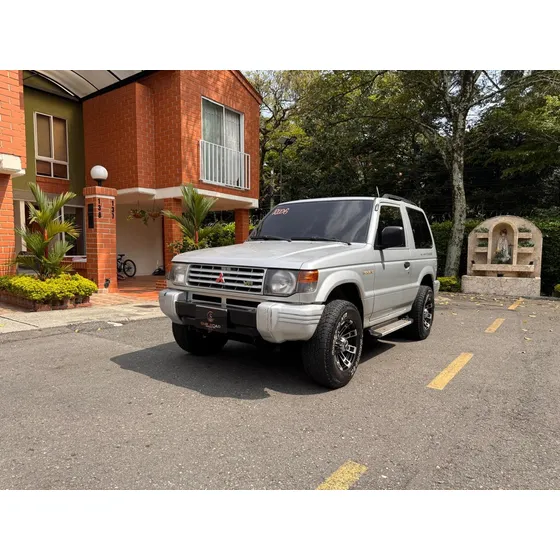 Mitsubishi Montero 2400