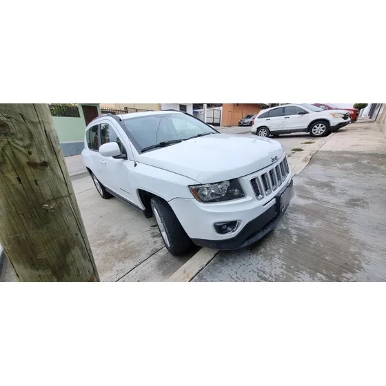 Jeep Compass Versión Latitude 2.0 L 4x2 Automática Cvt. No Aparece En El Listado, Por Eso Se Seleccionó