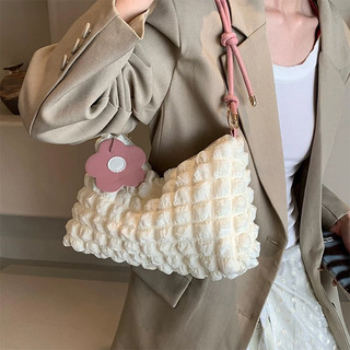 Bolso De Mano Para Mujer Blanca Con Burbujas Plisadas En For Bolso De Mano Para Mujer Blanca Con Burbujas Plisadas En For