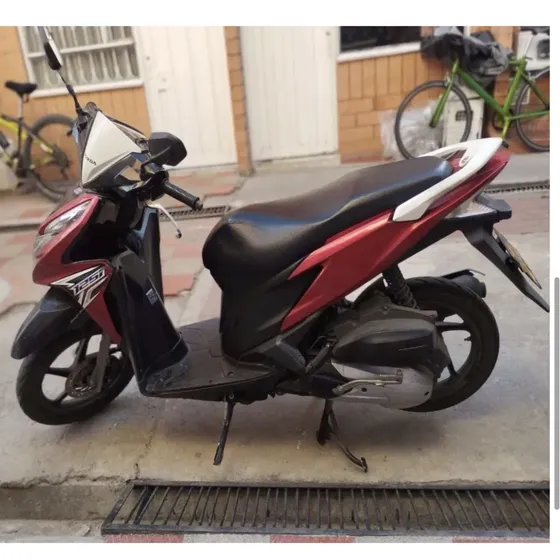Honda Click 125i - Candy Lucid Red