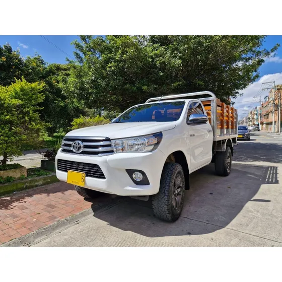 Toyota Hilux 2.7 Mt Estacas