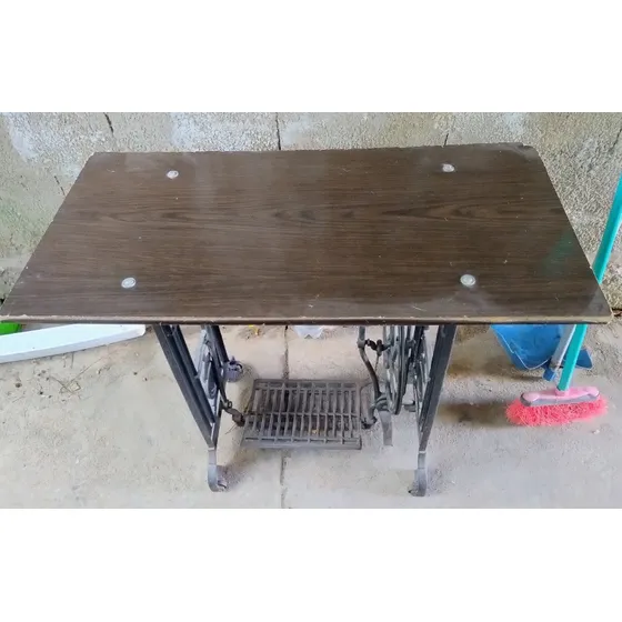 Mesa Con Base De Hierro Antiguo