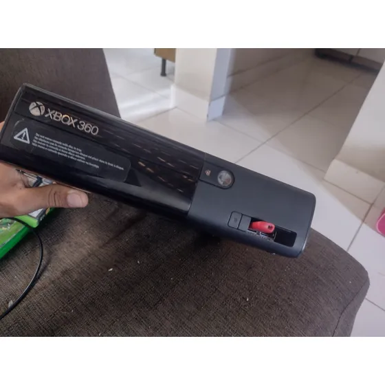 Vendo  Xbox 360 Com 2 Controle Funcionando Tudo Certinho 1 Controle É Sem Fio E O Outro Com Fio . + 4 Jogos Original