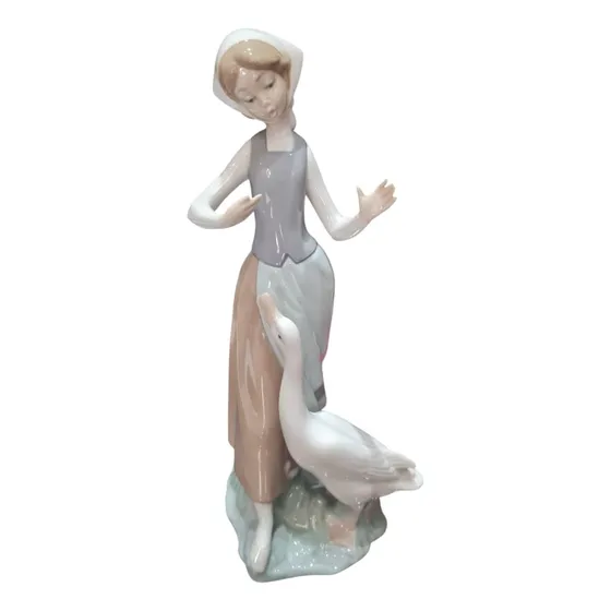 Figura De Lladro Campesina Con Ganso Porcelana Decorativa