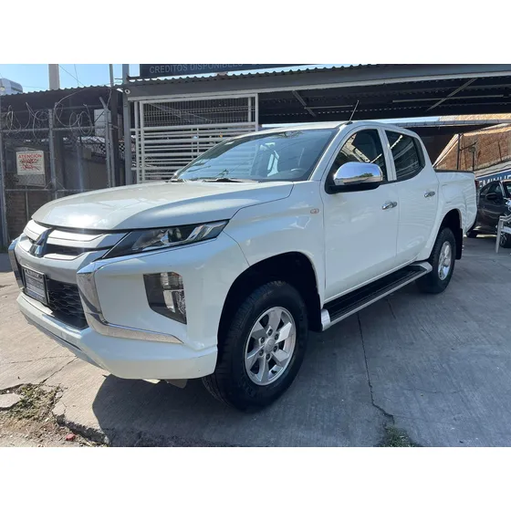 Mitsubishi L200 2.4 Cabina Doble 4x2 Mt