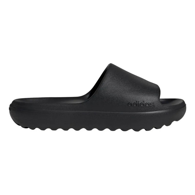 Chinelo slide Adidas Adilette Lumia na cor preta, visto de perfil, com design minimalista de peça única.