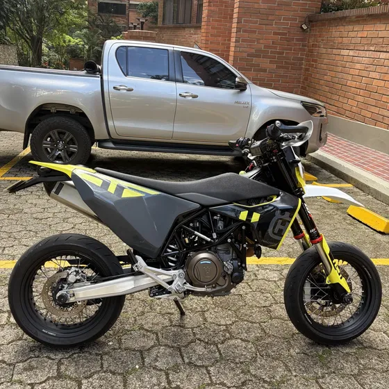 Husqvarna Supermoto 701 Mofle Yoshimura Y Manubrio Rental