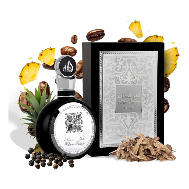 Frasco de perfume Fakhar Black Lattafa ao lado de sua caixa preta e prata, cercado por grãos de café, fatias de abacaxi, pimenta preta e lascas de madeira.
