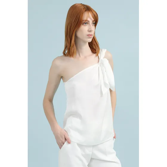 Top Satin Asimetrico, Anudado En Hombro, Crudo Liola