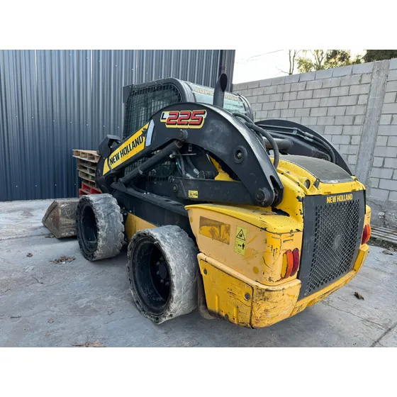 Minicargadora New Holland L225