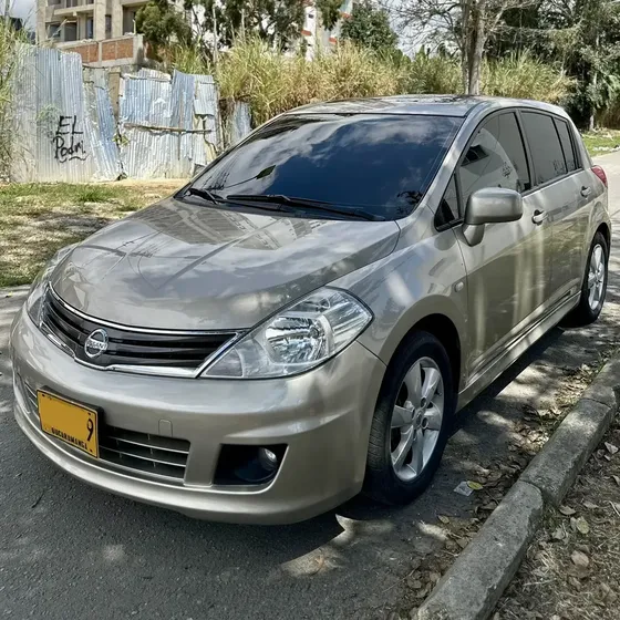 Nissan Tiida Hb 2012 1.8 Premium