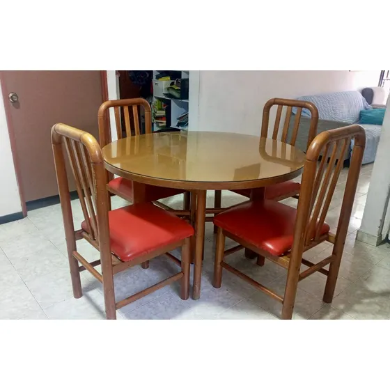 Comedor De Madera Circular. 4 Puestos  Tapizado Con Vidrio
