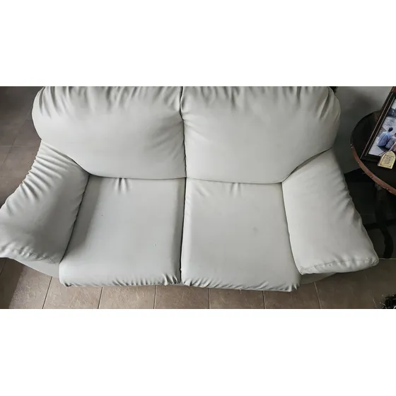 Sillon Crema De 2 Cuerpos Cómodo Con Pequeños Detalles
