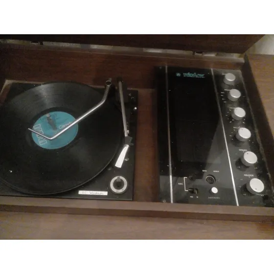 Combinado. Tocadisco. Antiguo. Mueble. Marrón