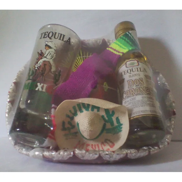 Botella (mini) De Colección Con Vaso Y Accesorios Típicos Me