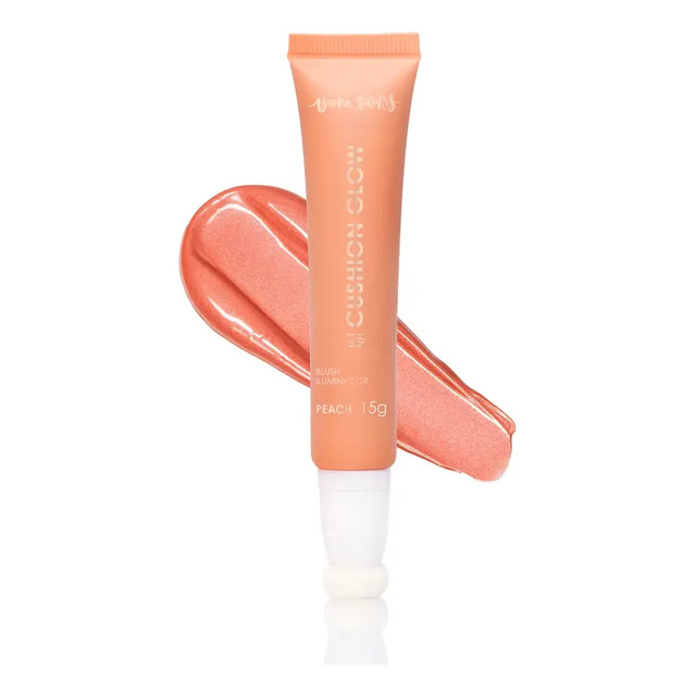 Bisnaga de blush iluminador BT Cushion Glow cor Peach da Bruna Tavares com uma amostra do produto aplicada ao fundo