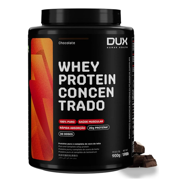 Pote de Whey Protein Concentrado Dux sabor chocolate com 900g, exibindo rótulo preto com detalhes em vermelho e pedaços de chocolate ao lado
