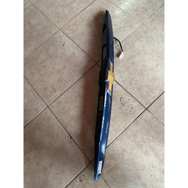 Moldura De Cajuela Con Emblema Chevrolet Aveo 18/22 90800402