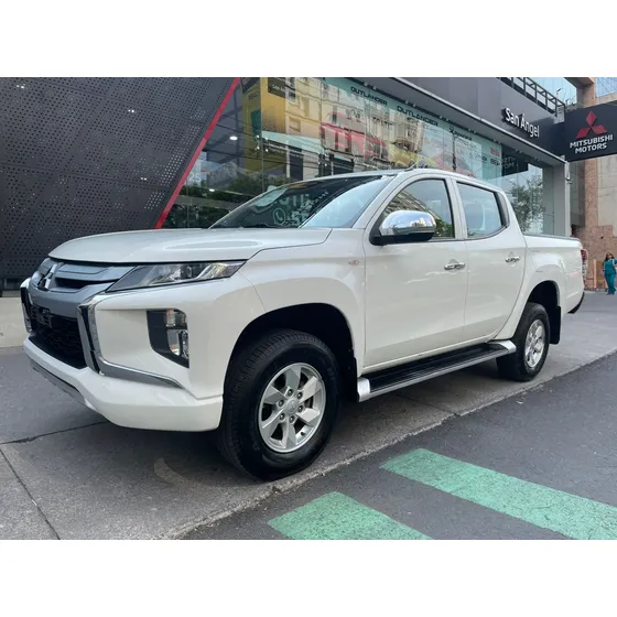 Mitsubishi L200 2.4 Cabina Doble 4x2 Mt