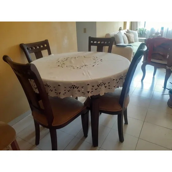 Juego De Comedor Redondo De Madera Labrada 4 Puestos.