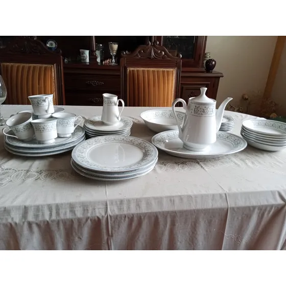 Juego Vajillas Fina China Marca Crow. Ming . 34 Piezas Nueva